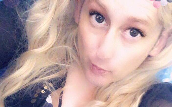 Allison Kat: 을 훔쳐보는 것처럼 플라스틱 딜도를 타는 앨리슨