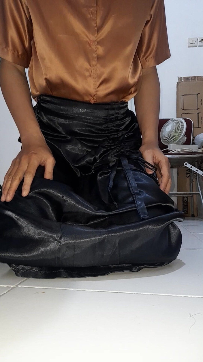 Naomisinka: Saténová černá sukně stříkací hadr