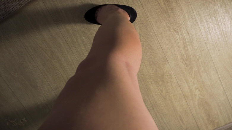 Teasecombo 4K: POV provocando pernas longas e panturrilhas de salto alto