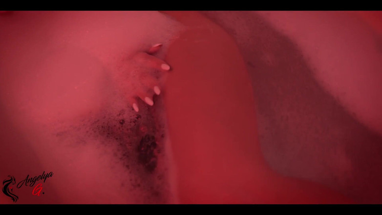 AnGelya G: Dívka s vynikající postavou se baví v koupelně s robertkem