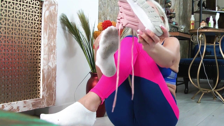 Goddess Celine: Spor salonuna tapma terli kirli çoraplar