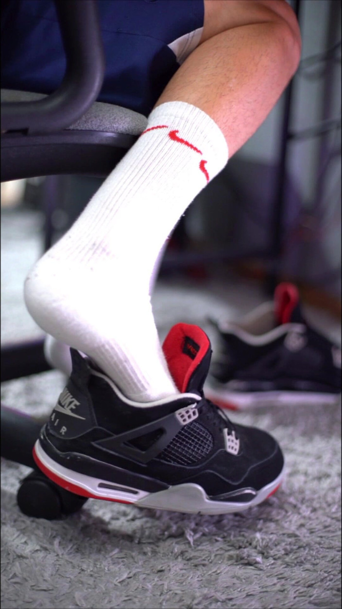 Sneakersmax98: Mainin sepatu kenyal jordan retro iv sampai muncrat di dalam