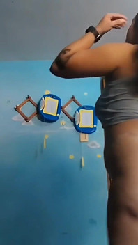 Chica latina de gran twerking en pantalones cortos