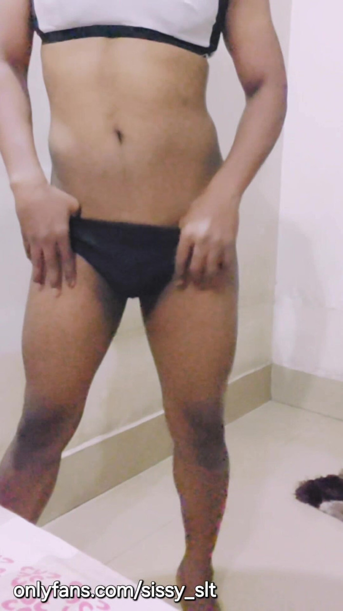 Sissy Bisexual: Gevşek penisli ladyboy açık havada işiyor