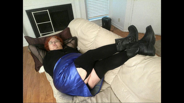 BBW nurse Vicki adventures with friends: Pielęgniarka Vicki modeluje swój seksowny strój kończący się Candy Cane...