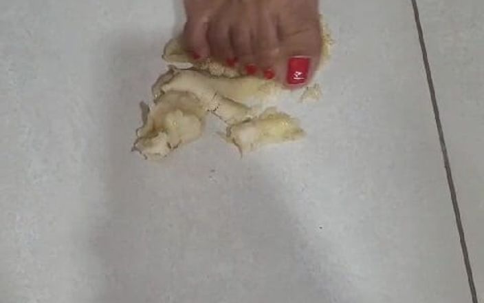 Jessy feet: Stomping Banana