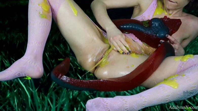 AdalynnX: Adalynnx - cuộc tấn công của rắn gummy khổng lồ
