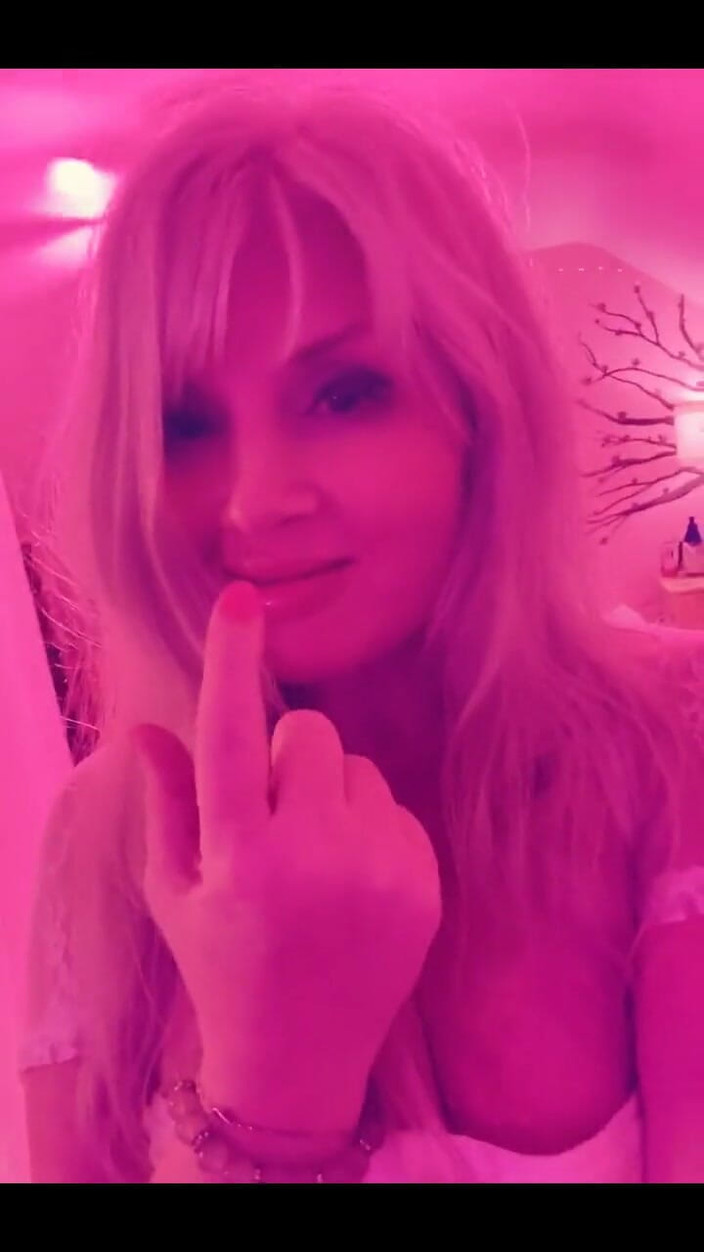 PaintedRose: Chcę trzymać twoje ciało blisko mojego, chodź do łóżka?