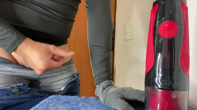 Greedy truck: Azjatka szarpie swojego małego kutasa w pracy i kończy cumming...