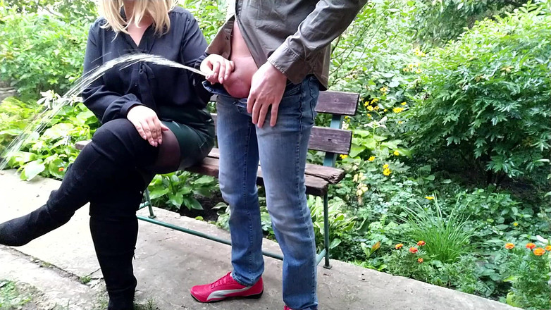 OurFetishLife: 淫荡熟女足够饥渴地在户外做