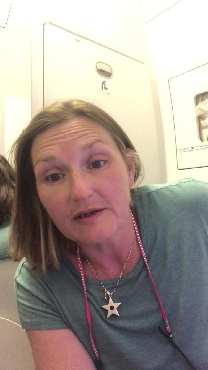 MistressWriggler: 4 시간 동안 그것을 들고 비행기에 거대한 오줌!