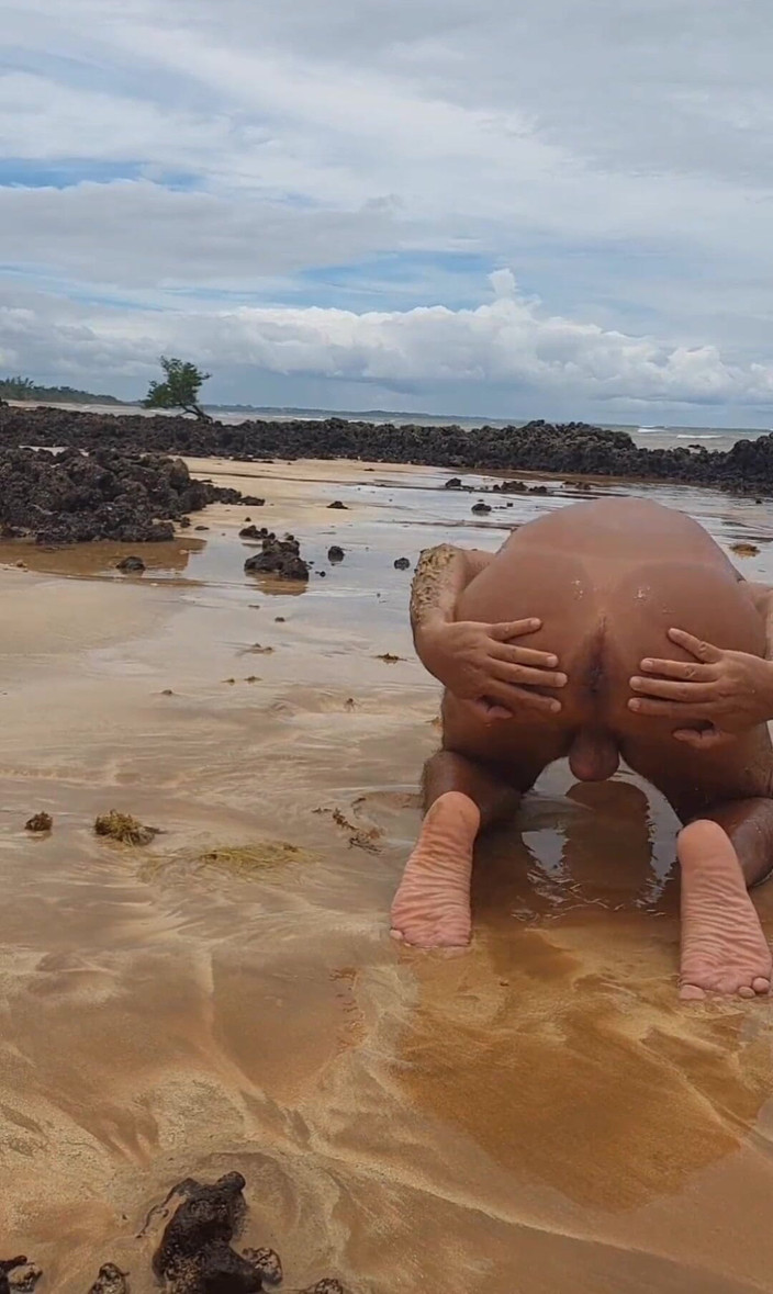 Ladysilvas: 海滩上的裸体ladysilva用性感的标记炫耀她晒黑的屁股