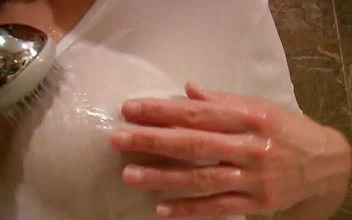 Hot Euro Girls: 샤워하는 동안 셔츠를 입은 거유 금발