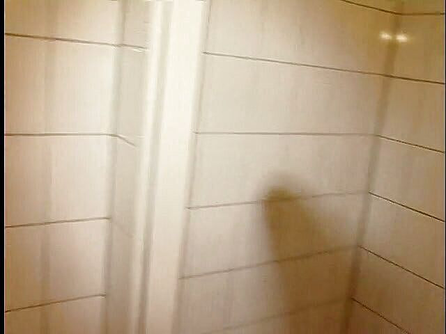 POV Orgasms: Amateur brunette tiener zuigt grote pik en wordt op zijn...