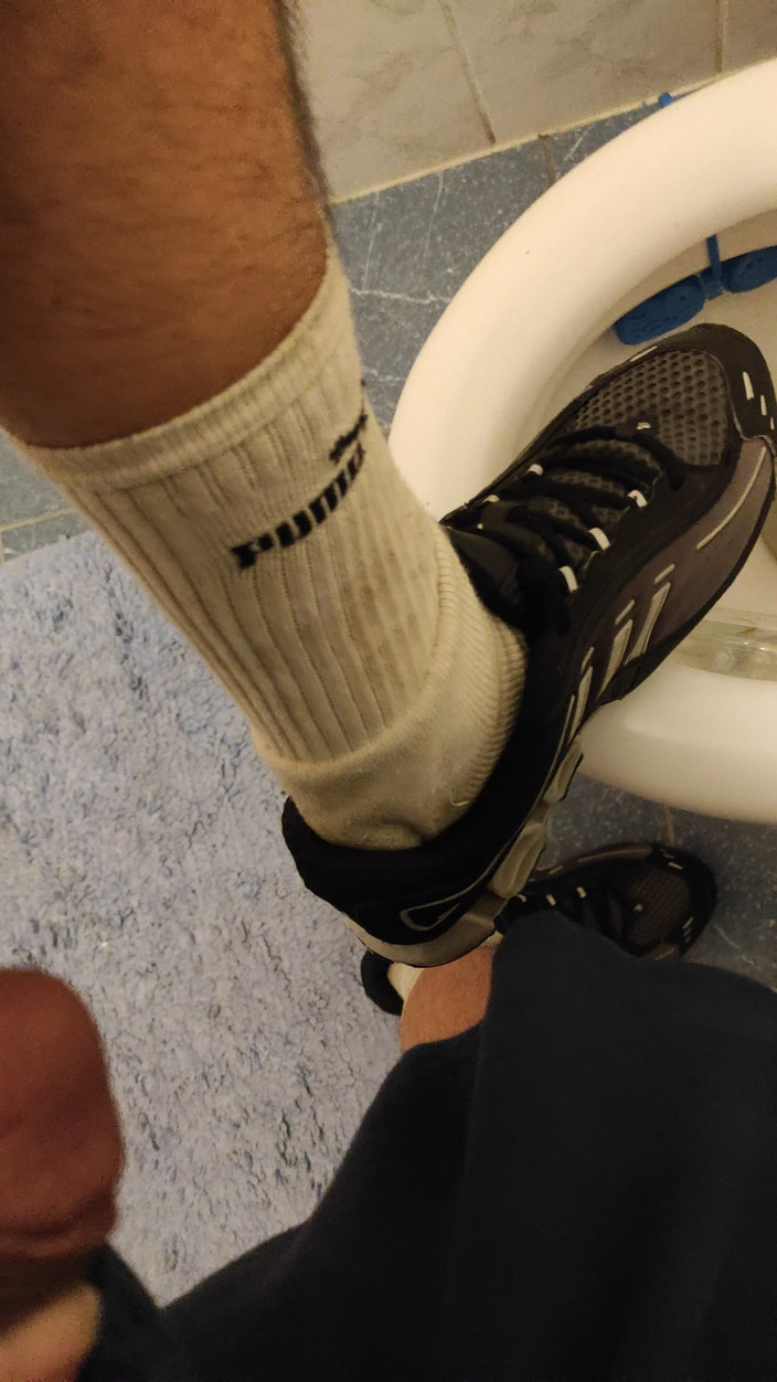 SmokedAlloy2: Dirtyjunkbro (dj -frate) în toaletă, total umed, șosete murdare cu pișat și pantofi sport