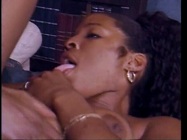 Hot and Wet: 흑인 가죽 소파에서 초콜릿 스타 2개를 찌르는 남자