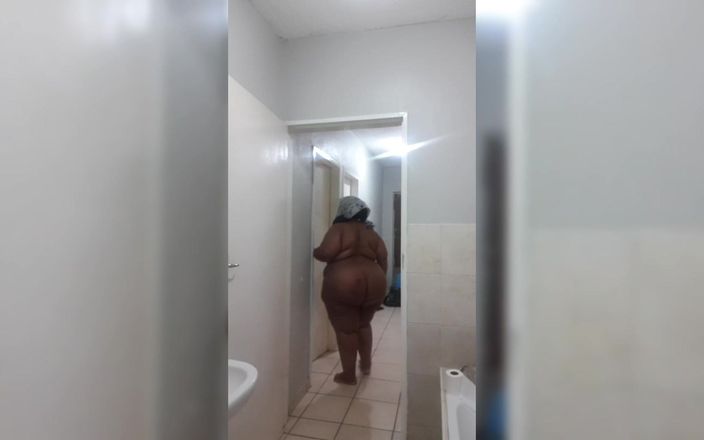 Masked curvy pears: Negra grandota tía limpiando después de la ducha ii