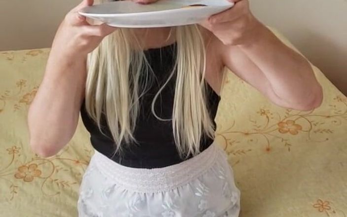 Agnes Swallow: Comiendo galletas con pis