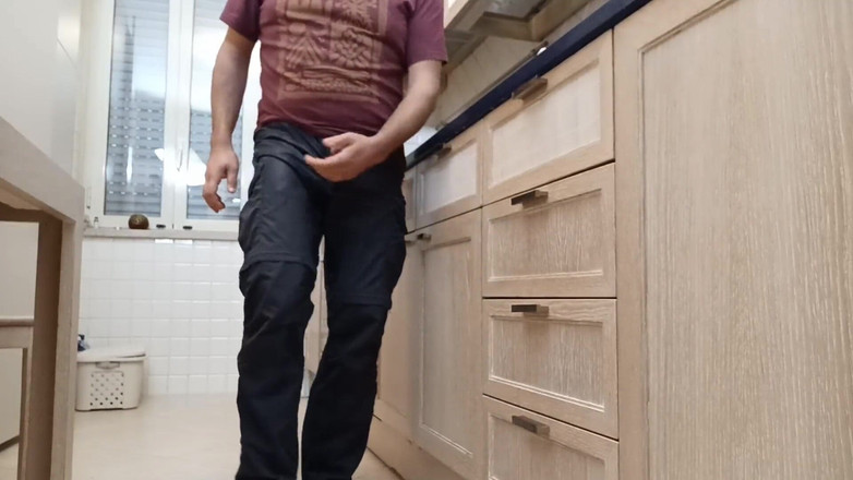 Kinky Guy: Pissing disperato in cucina