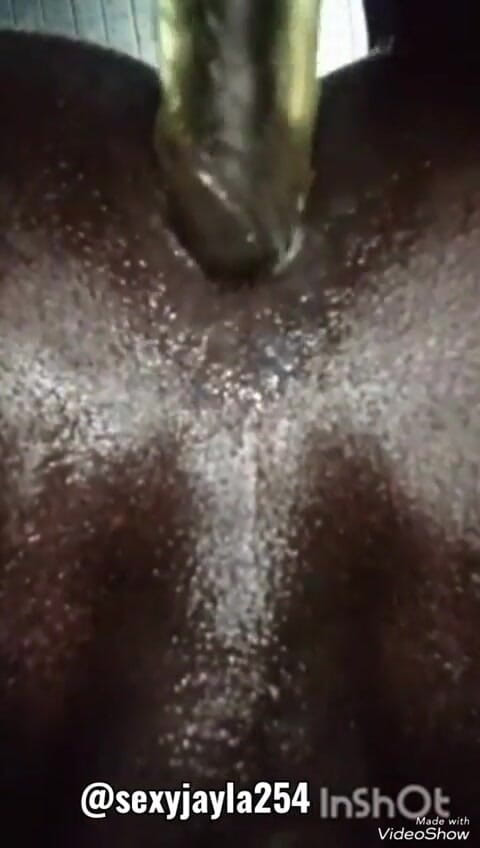 Sexyjayla254: Возбужденная подонка мастурбирует игрушкой его большую черную намазанную маслом задницу