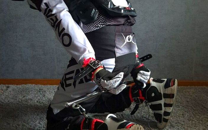 Sneakersmax98: Själv bondage av en het motorcyklist i full redskap