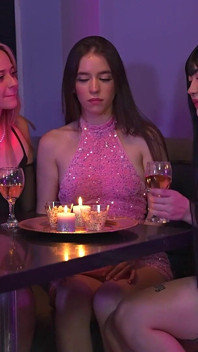 Orgia Lesbica a Metà Cena: Ci Mangiamo Le Fighe a Vicenda Mentre Tutti Gli Altri Stanno Guardando Dall'altra Parte!