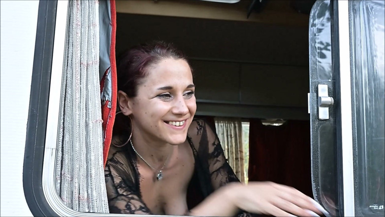 Lesbian Illusion: Lola Ranieri sunt o curvă bisexuală reală - (exclusiv Production 2026)