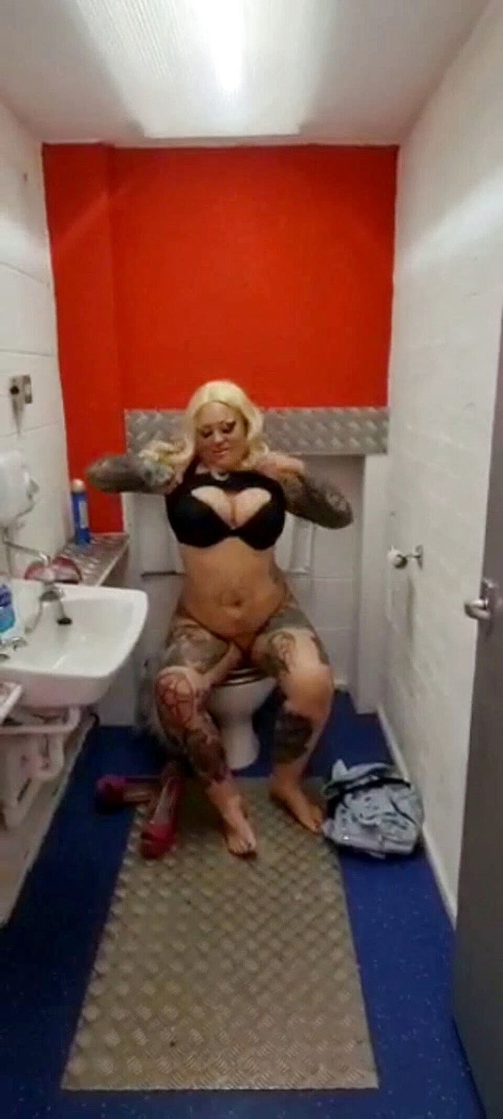 Riouksexy: スーパーマーケットのトイレで自分をクソ