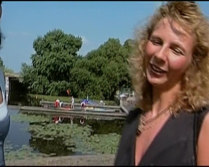 Deutscher hardcore: Hezká německá holka sdílí čůráka se sexy blonďatou MILF