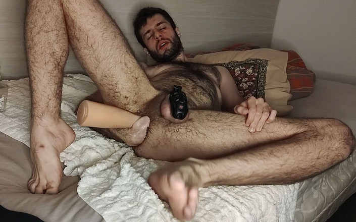 CcCrRr3321: Garoto não pode resistir a fisting duplo enquanto está enjaulado