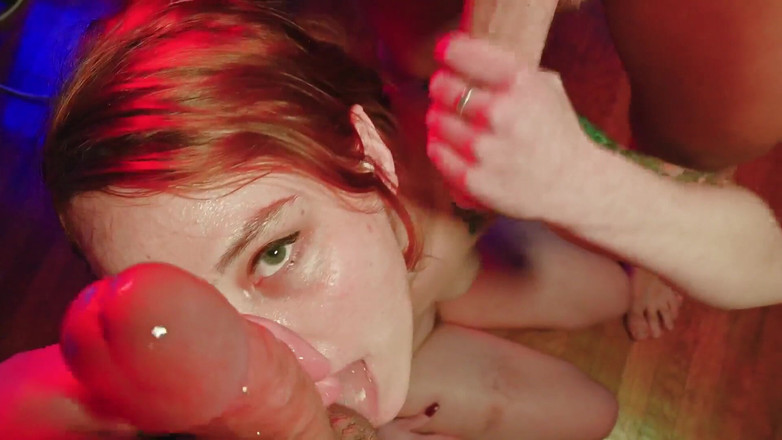 PNW Porn: Istri nakal ini nyepong 2 kontol yang matanya hampir hilang