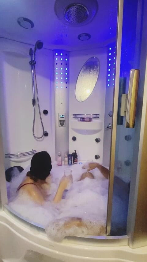 Six my and wife: Развлечение арабки в душе