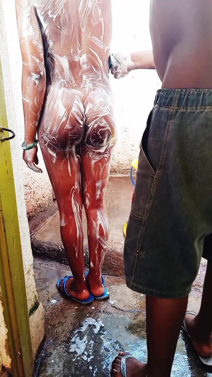 Me and my new slut: 妊娠中のガールフレンドを汚い環境で野浴