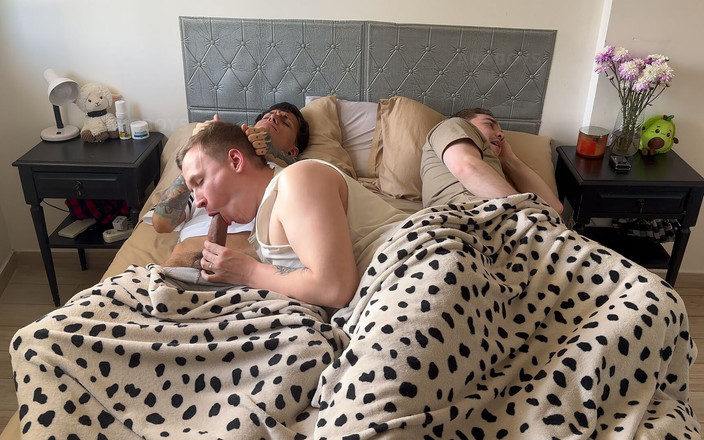 Arg Boys: 不要发出噪音，这样你的继兄弟就不会注意到了！- 大鸡巴 Tattoed latino twink