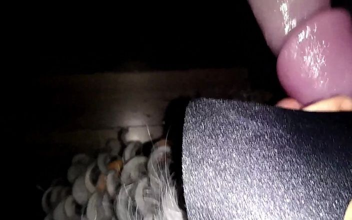Sexsicouple: Delad slampa fru njuter av gloryhole stuga med vänner
