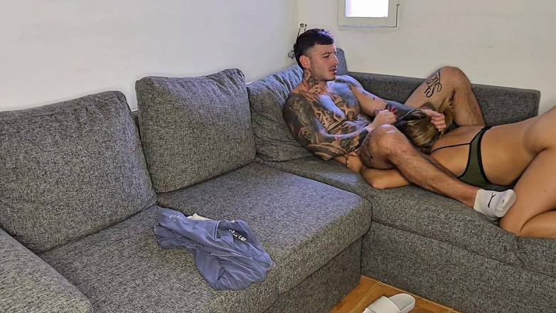 Young big apple: Meu Meio-irmão Aproveita O Fato De Estarmos Sozinhos E Eu...