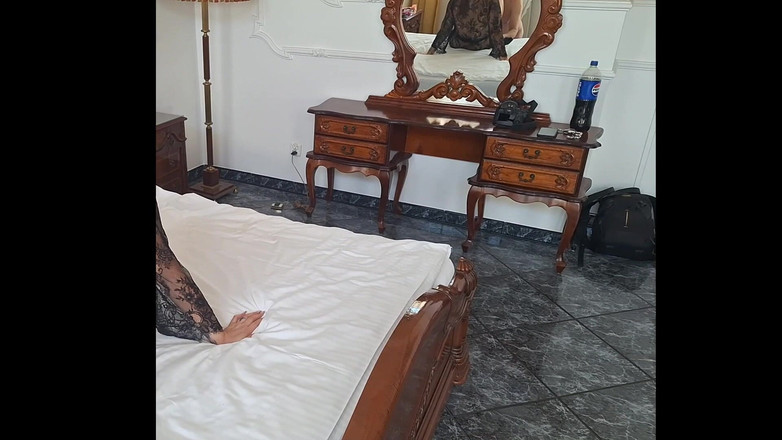 Bastet: 나와 내 상사는 그녀의 모든 구멍에 그녀를 열심히 따먹어 비서로서 아내의 적합성을 테스트하고 있습니다.