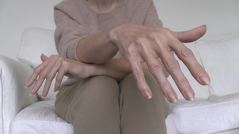 Lady Victoria Valente: Tangan dan kuku yang indah dan elegan yang dipersembahkan oleh...