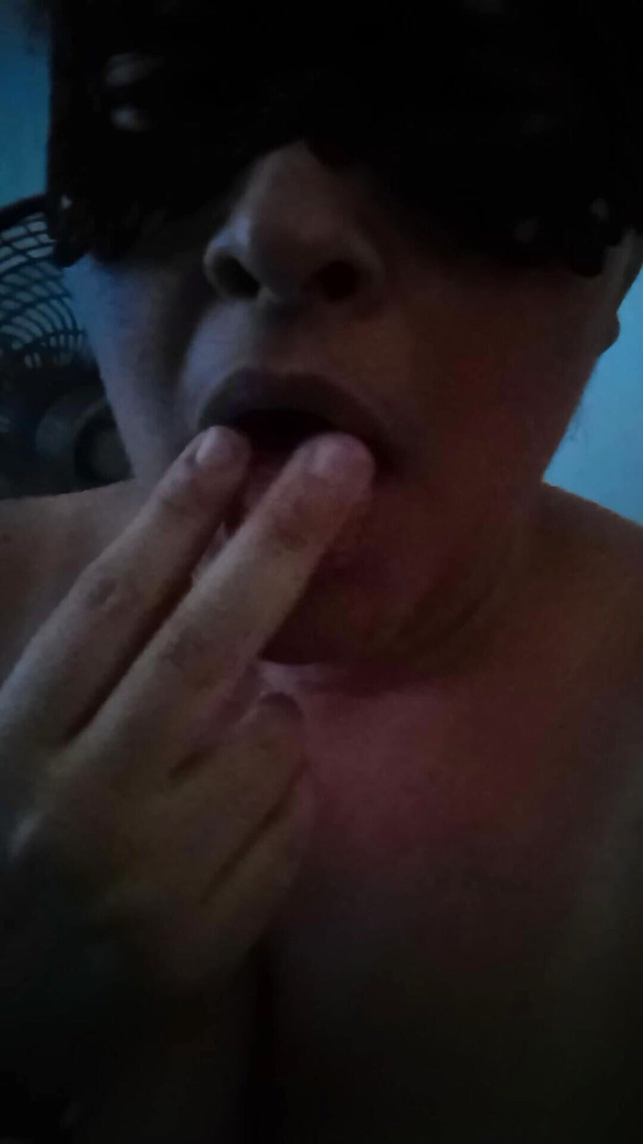 Jaky2023: 丰满的拉丁女郎在她的绿帽男友不在家的时候把她射精的视频发给了她的继女