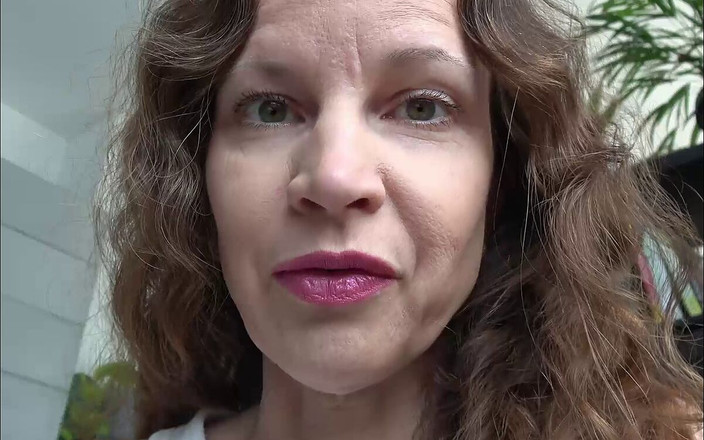 Annika Rose: मेरी स्कर्ट के नीचे मुझे देखो