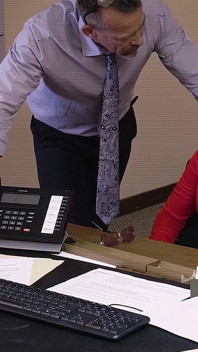 Sucia rubia milf come el culo del director y le deja golpear su coño para mantener a su hijastra en la universidad