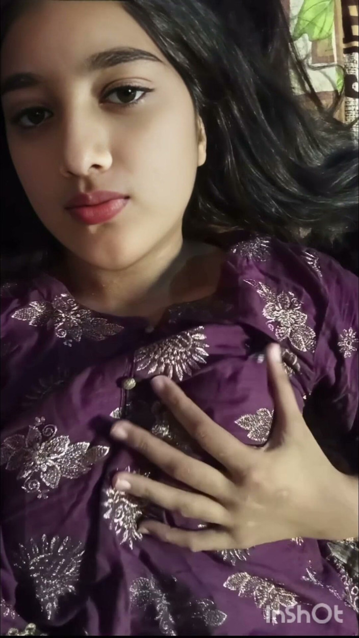 Naughty_Sana: La sexy Rasha montre ses tétons et sa chatte sexy