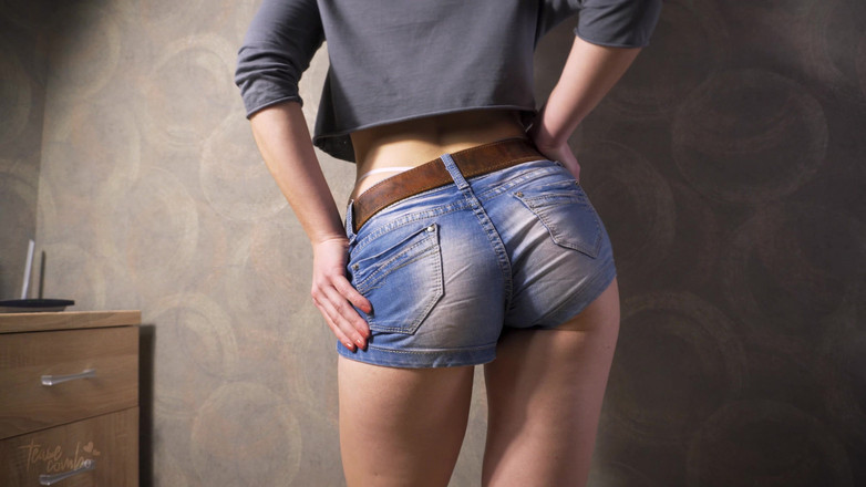 Teasecombo 4K: Sexy miLF in pantaloncini di jeans attillati lampeggiante bianco perizoma...