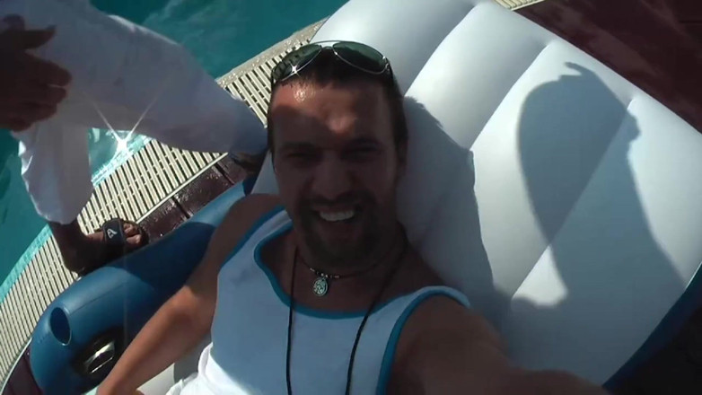 German Porn: Grupo de caras participa da festa na piscina com gostosas...