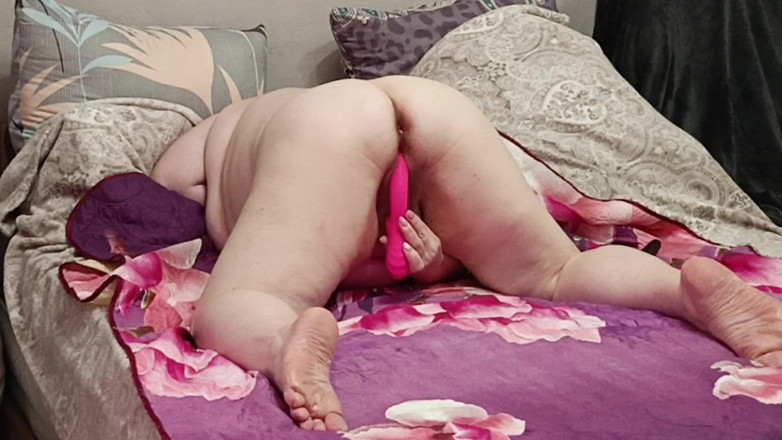 Zona901: La vicina si scopa in una grande figa con dei...