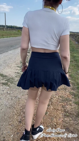 Lady Oups: Buttplug im freien in Micro Rock strümpfen ohne höschen