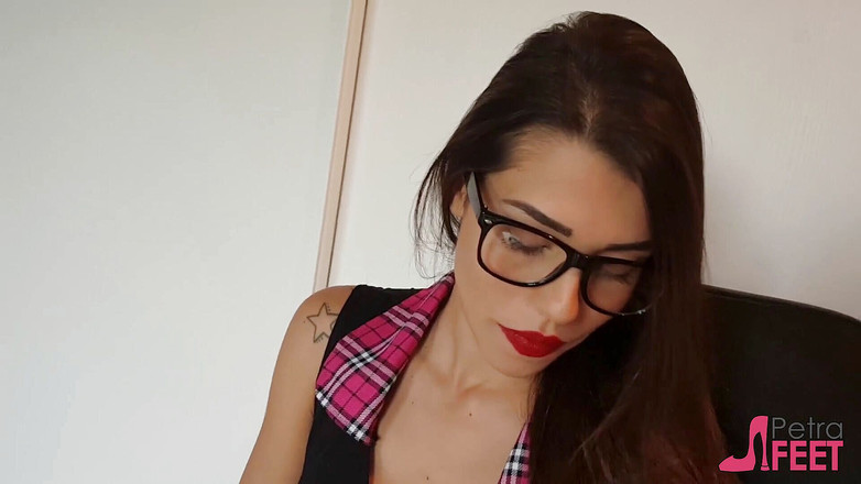 Smokin Fetish: Frumoasa gagică Petra fumează un trabuc și se joacă cu picioarele...