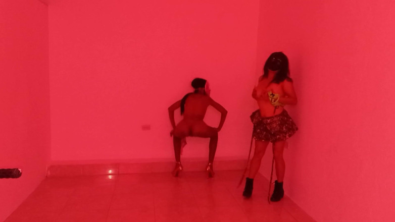 Martin13: Le migliori amiche si riuniscono per fare una danza sensuale...