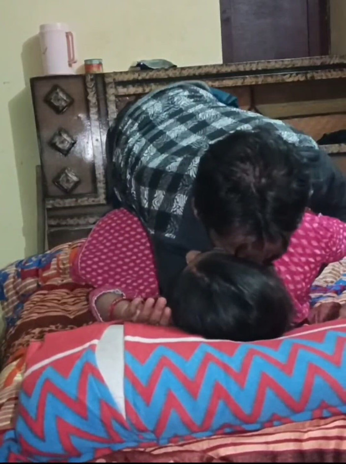 sashaa: Hintli bakire kız erkek arkadaşı tarafından sert bir şekilde gölleniyor 1