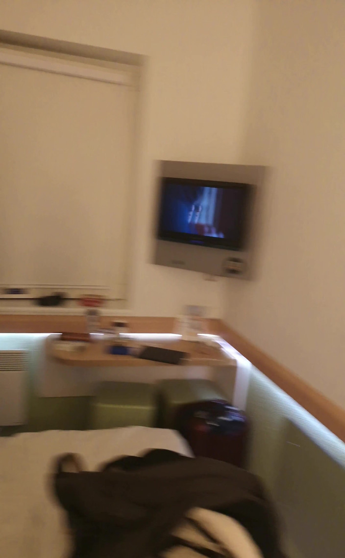 Amadeus: 私の部屋を見せて、明日パリに行って、私のAirbnbが素晴らしい景色を眺めてくれることを願っています